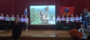 Выступает хор