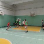 Игра в баскетбол